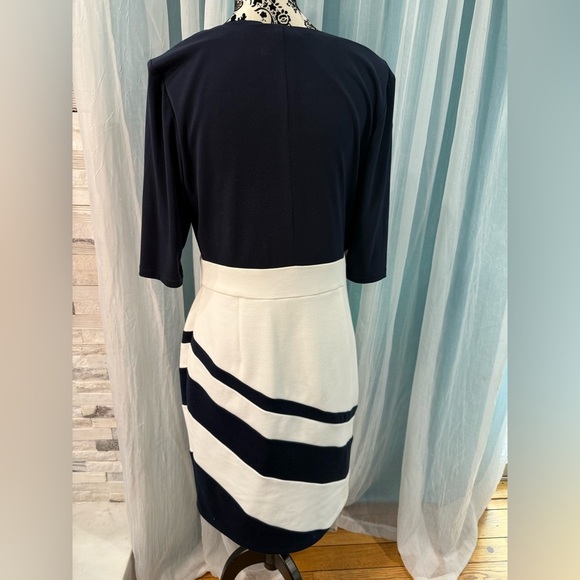 SANDRA DARREN NAVY & WHITE  Sheath Dress,Drape Front, 3/4" slv Size 12 - Picture 2 of 6